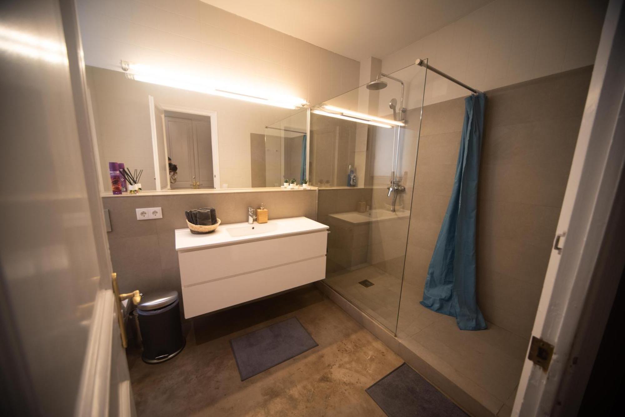 - Pau Claris Hostel Barcelona